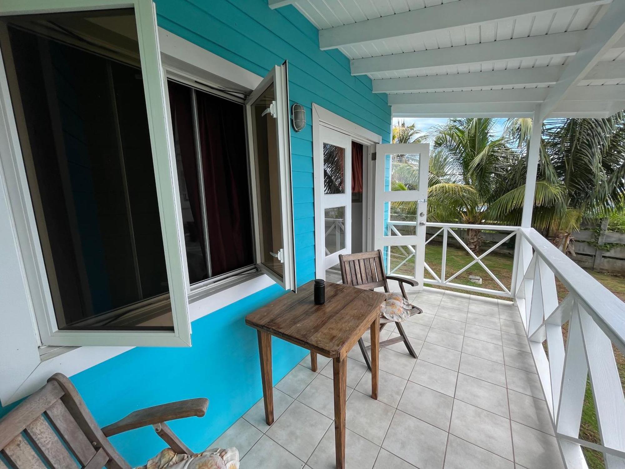 Waves Villa Guesthouse Kingstown Eksteriør bilde