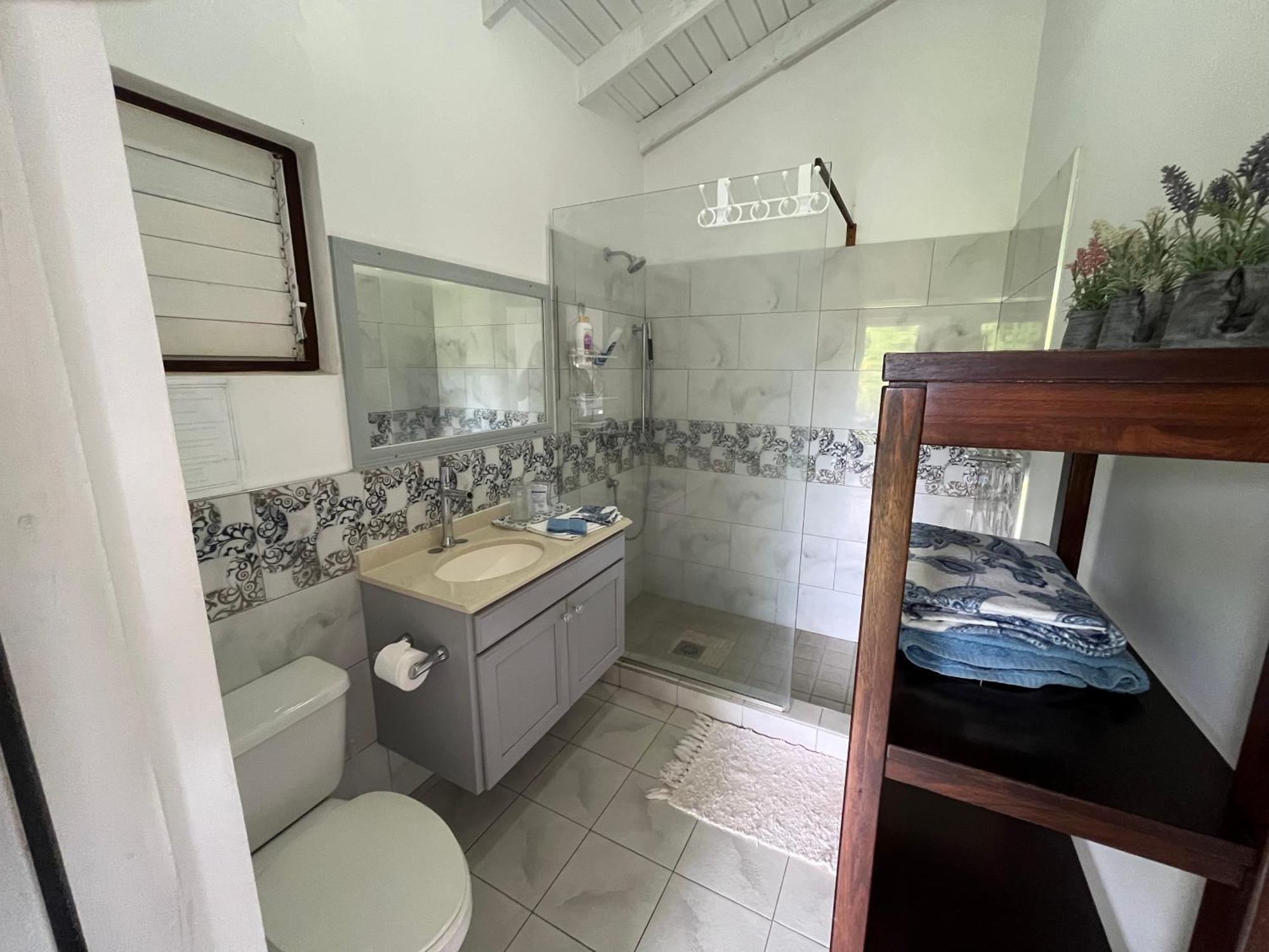 Waves Villa Guesthouse Kingstown Eksteriør bilde