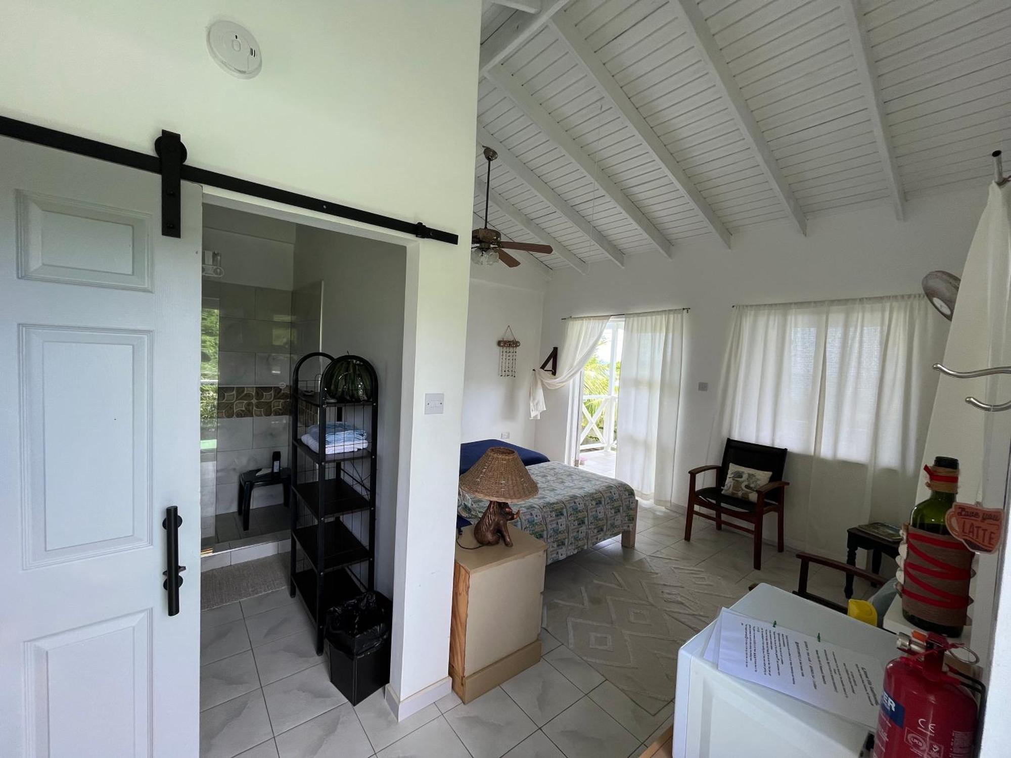Waves Villa Guesthouse Kingstown Eksteriør bilde