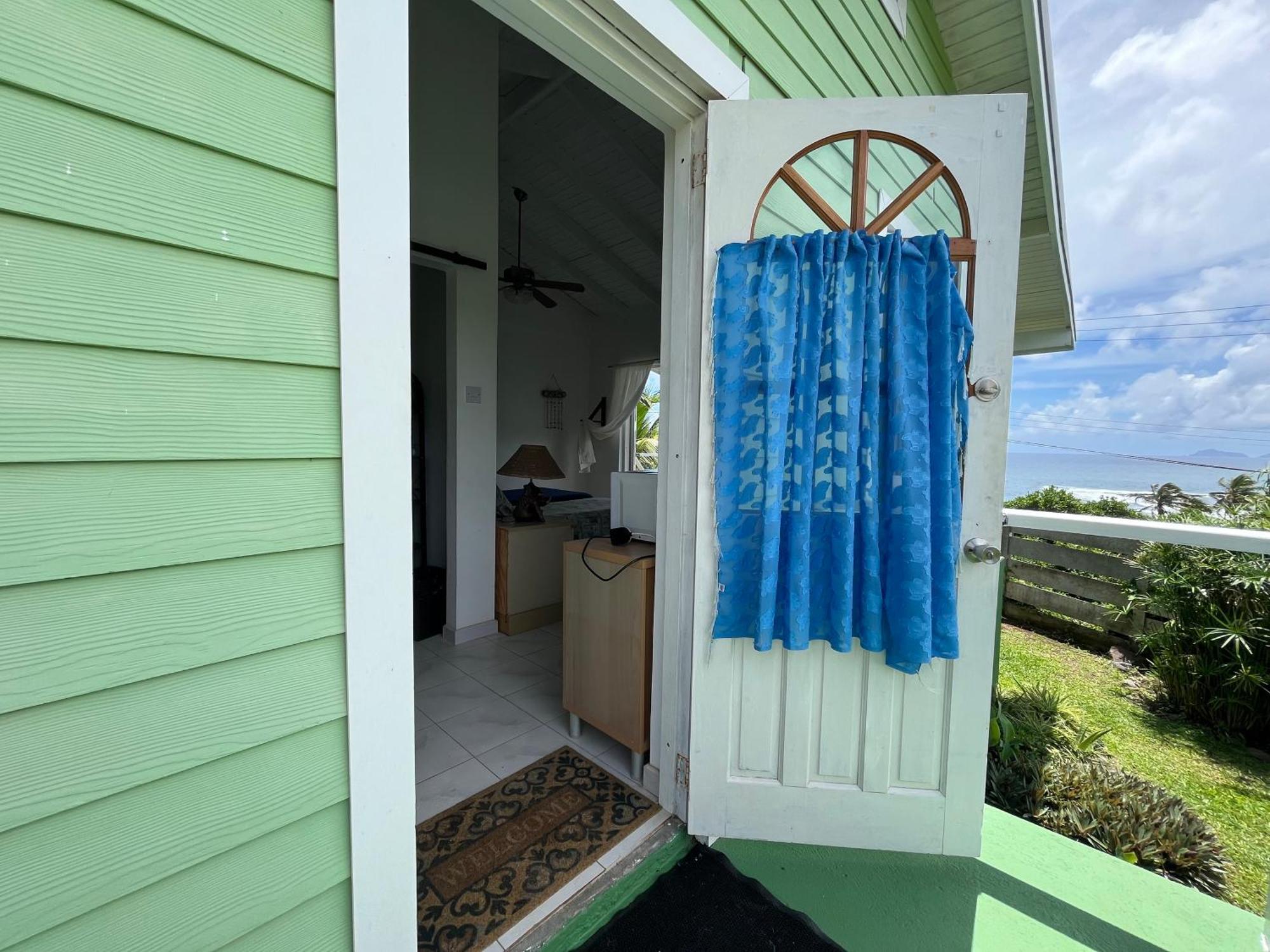 Waves Villa Guesthouse Kingstown Eksteriør bilde