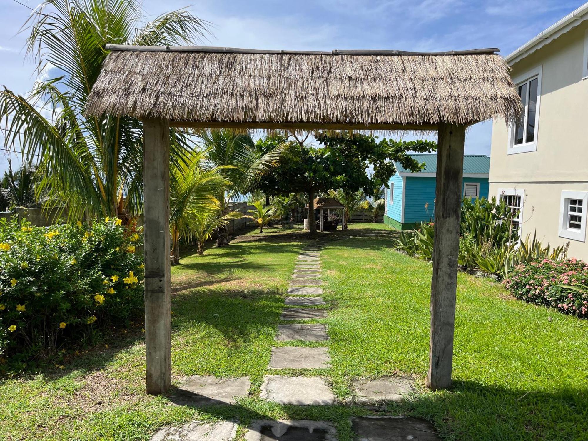 Waves Villa Guesthouse Kingstown Eksteriør bilde